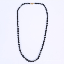 Collier en perles en verre noir en Chine